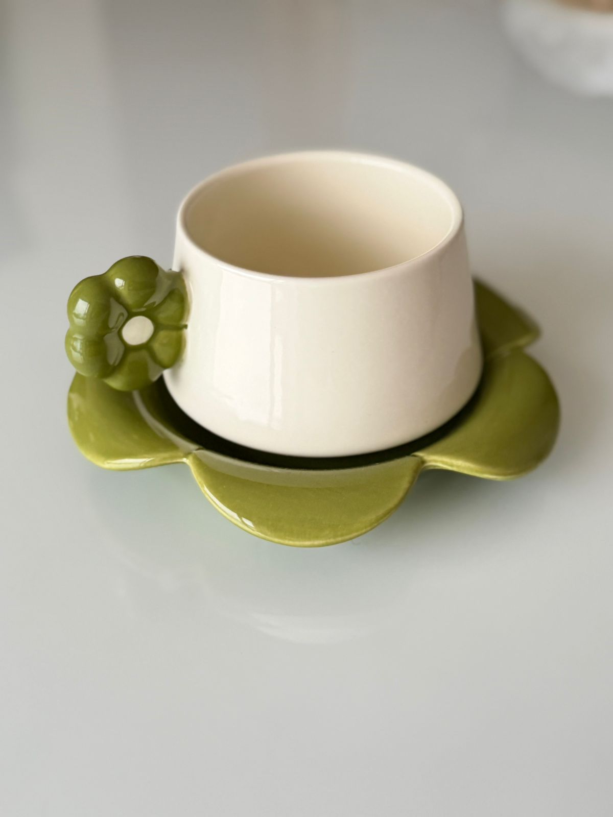 Juego de taza y plato cerámica flor verde