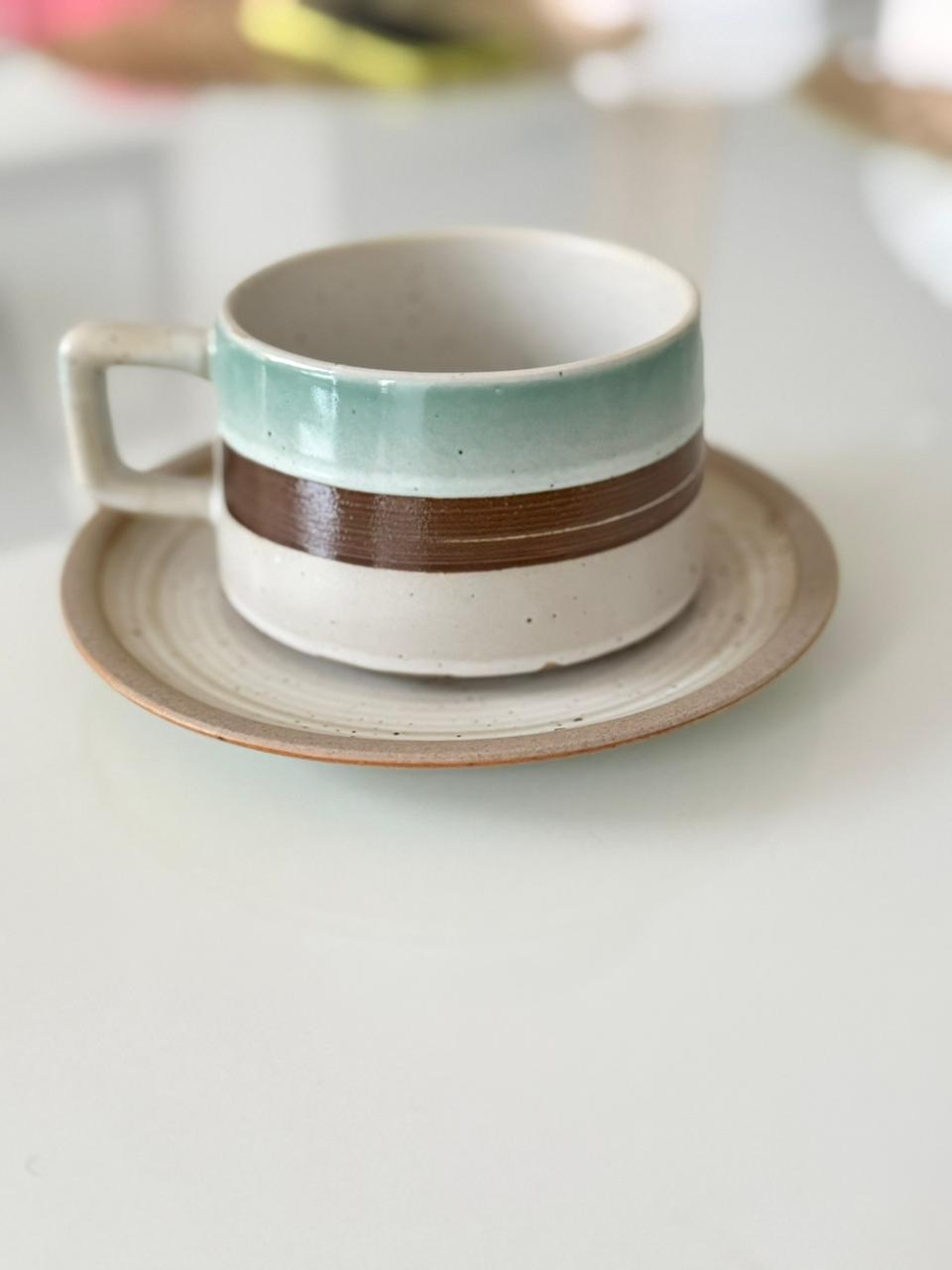 Juego de taza y plato cerámica franjas verde y café
