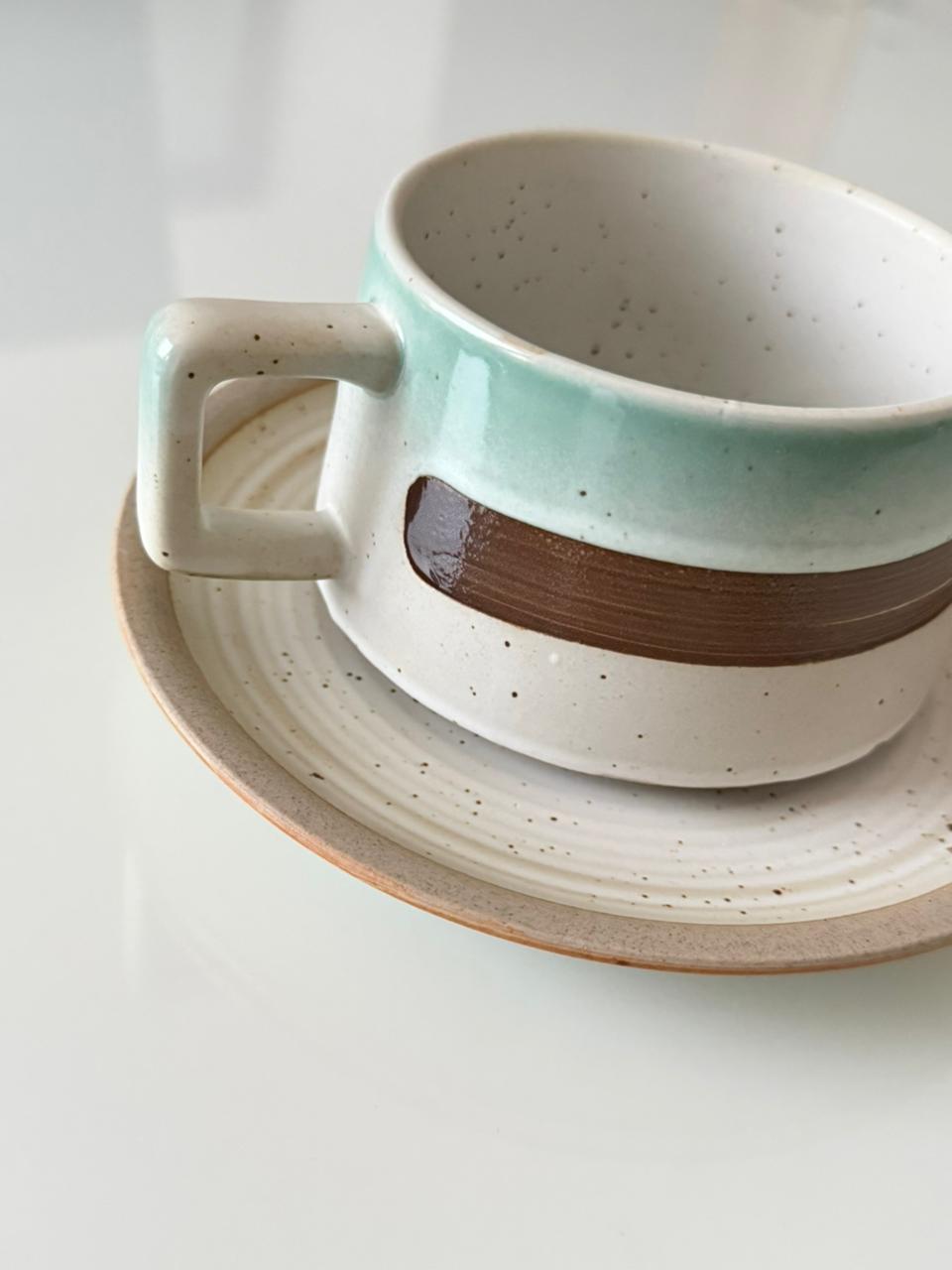 Juego de taza y plato cerámica franjas verde y café — foto 5